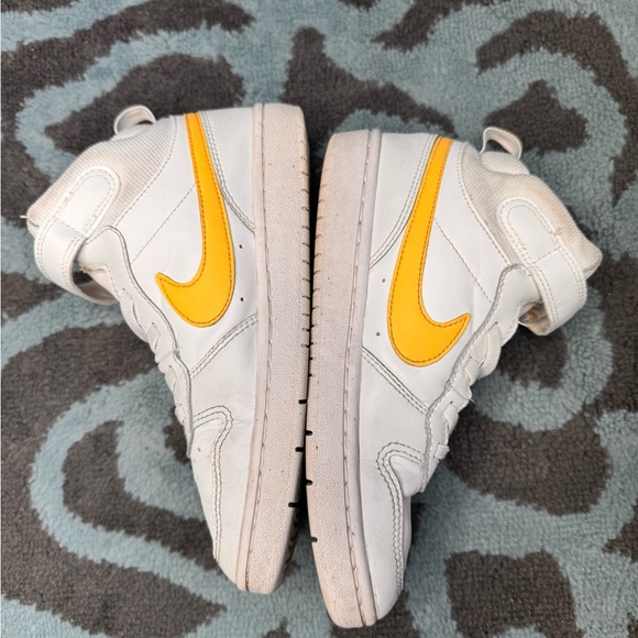 RARE Nike UNISEX Big Kid's Court Borough Mid 2 Casual Shoes CD7782G-112 Size 2Y - Picture 2 of 4